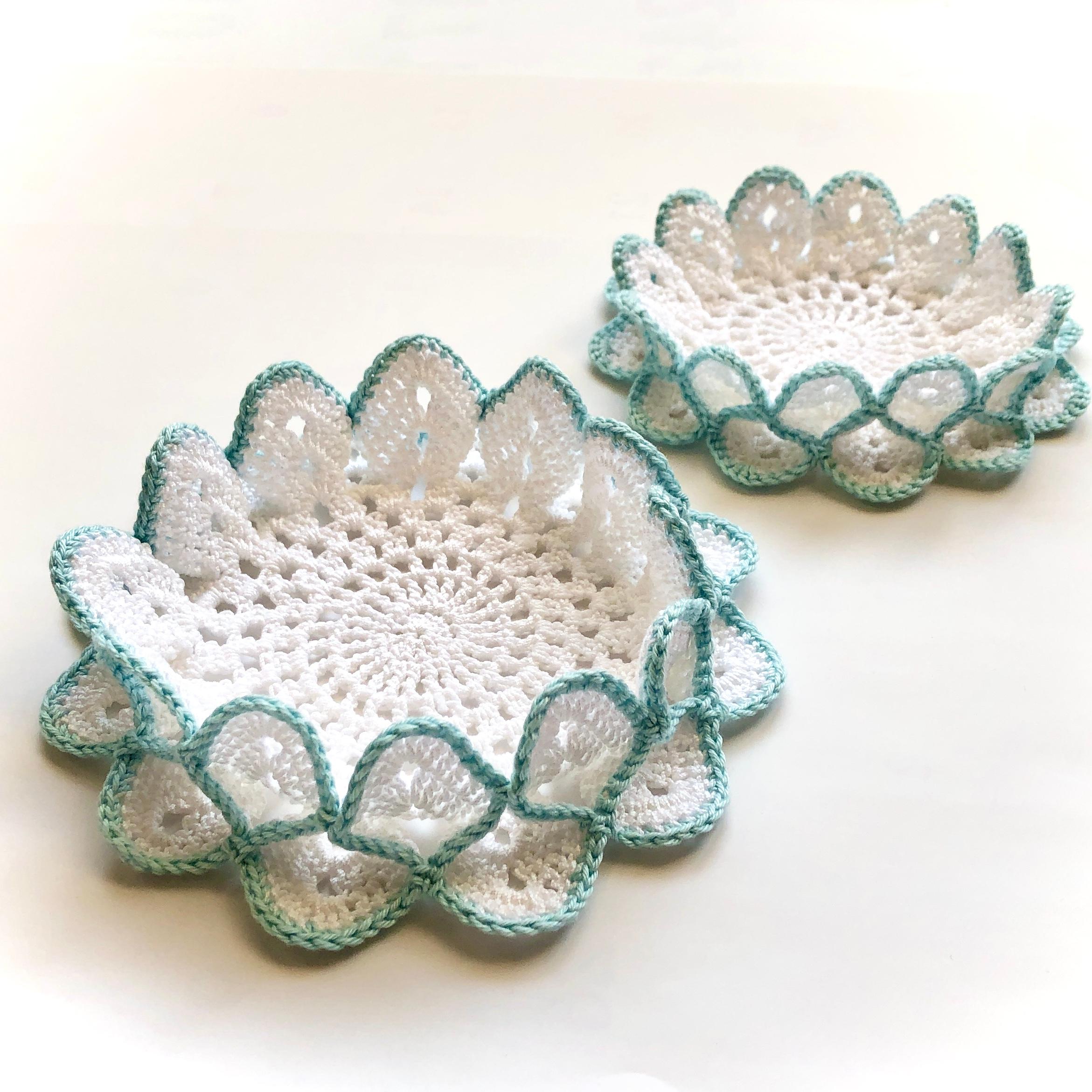 手編みレース ミニドイリー＆ミニミニドイリーのセット（フリル・ブルーの縁取り【直径約14.5cm　直径約11.5cm】1枚目の画像