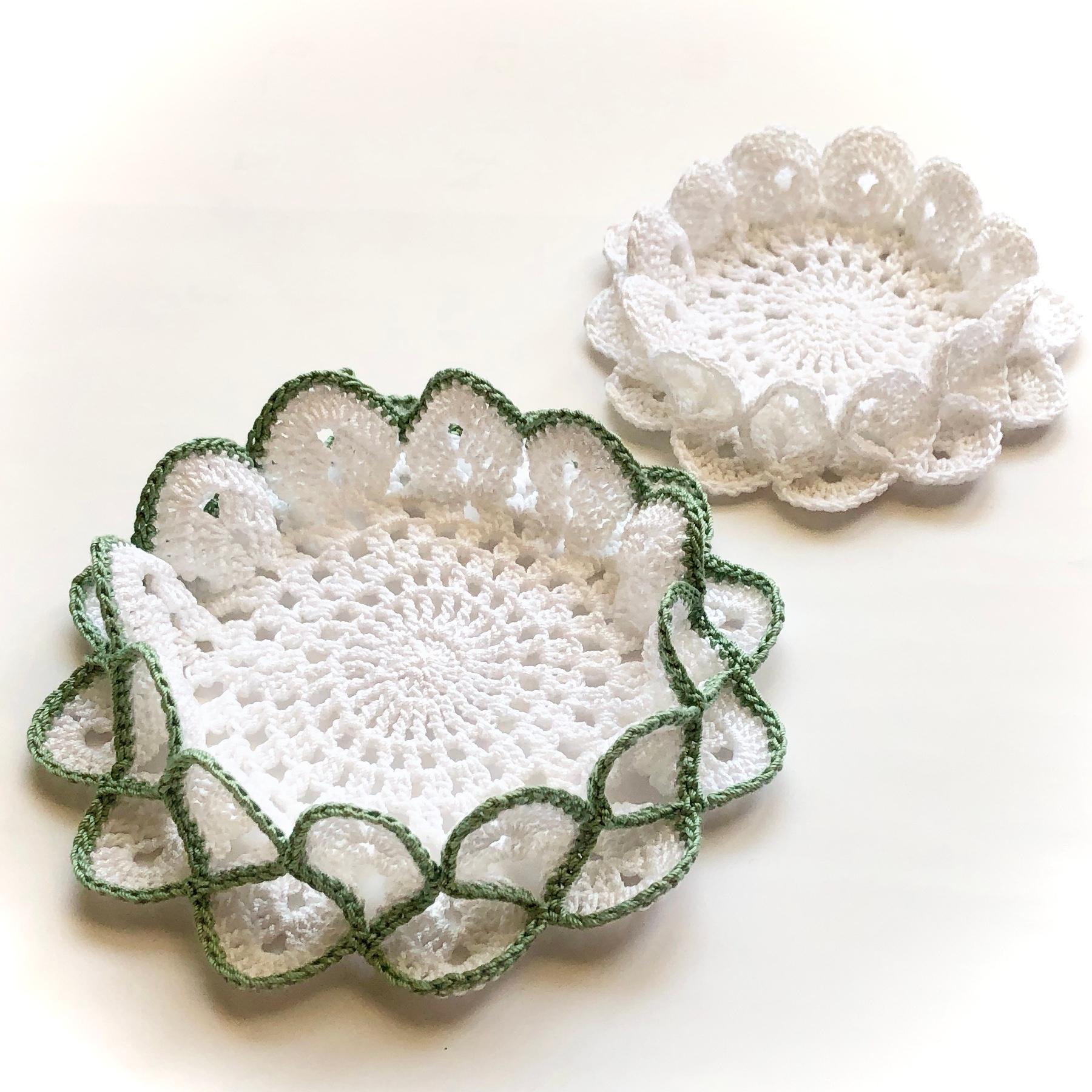 手編みレース ミニドイリー＆ミニミニドイリーのセット（フリル・グリーンと白）【直径約14.5cm　直径約11.5cm】1枚目の画像